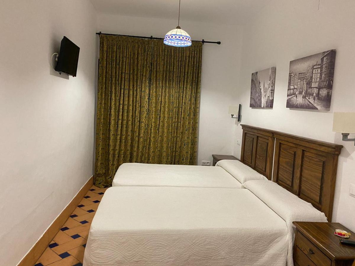 Apartamentos Turisticos - Hostal Los Alisos Aliseda Eksteriør bilde