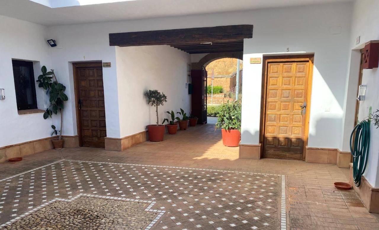 Apartamentos Turisticos - Hostal Los Alisos Aliseda Eksteriør bilde