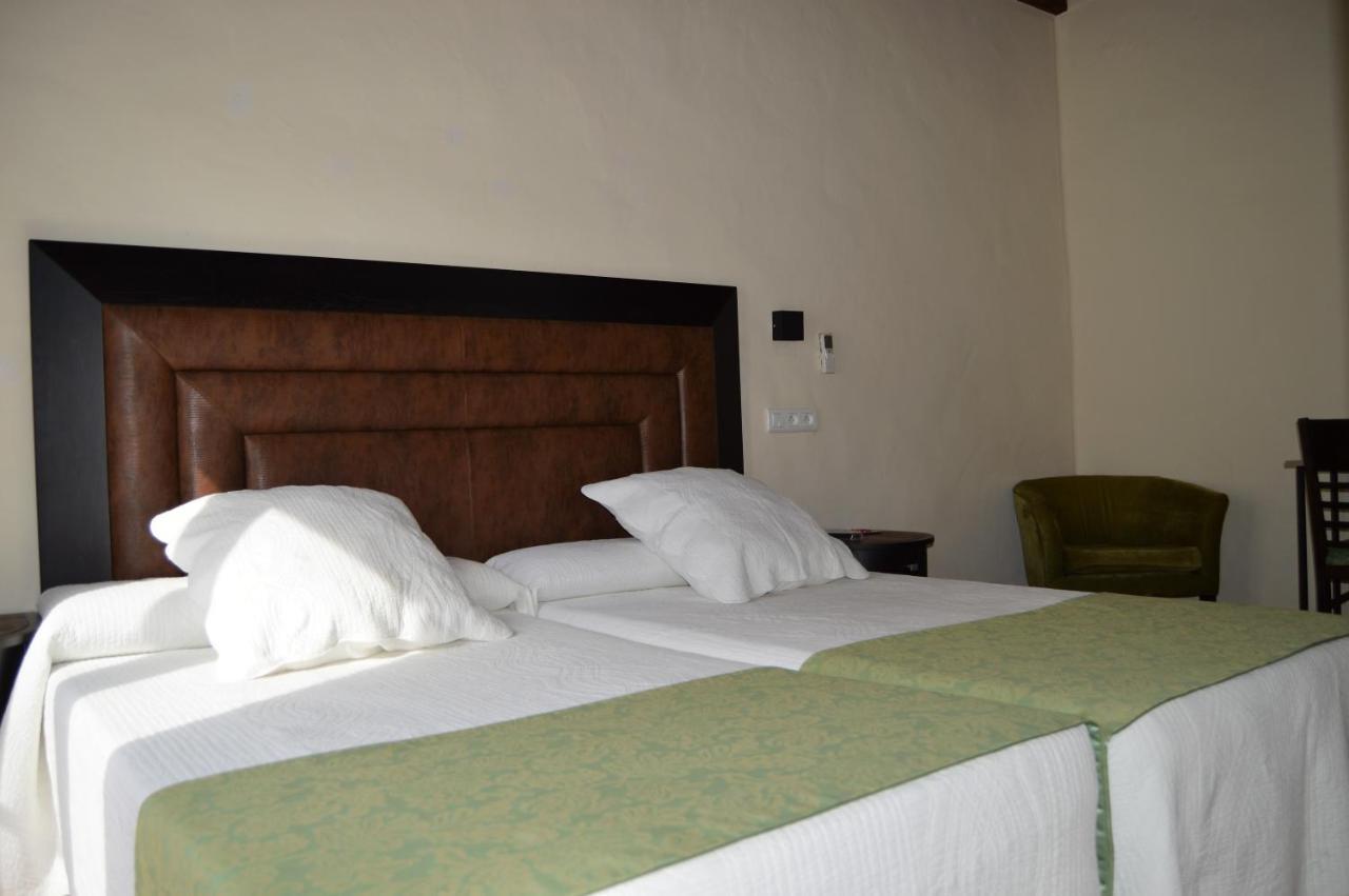 Apartamentos Turisticos - Hostal Los Alisos Aliseda Eksteriør bilde