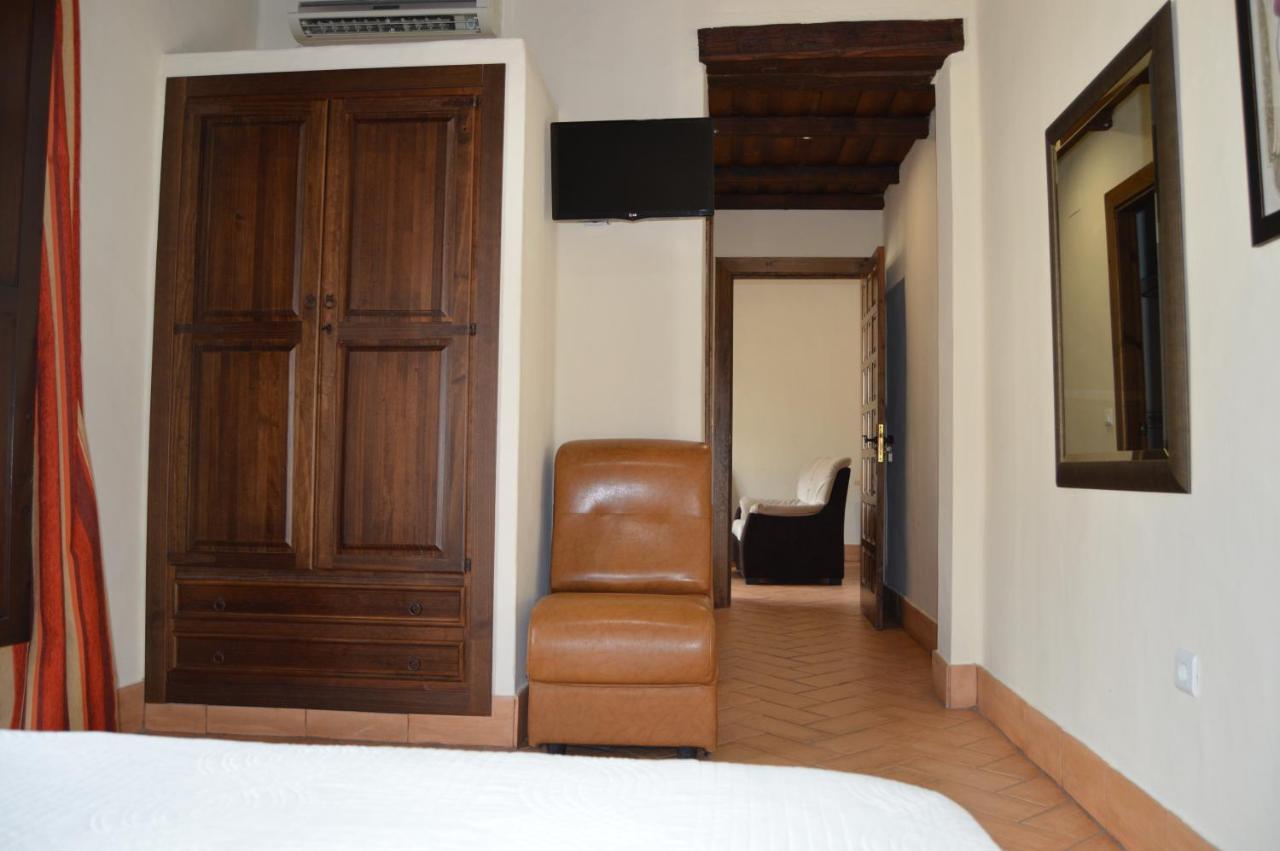 Apartamentos Turisticos - Hostal Los Alisos Aliseda Eksteriør bilde