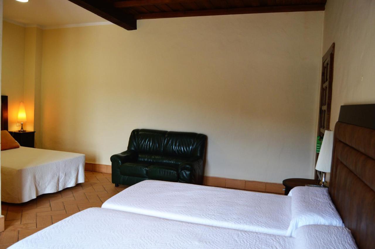 Apartamentos Turisticos - Hostal Los Alisos Aliseda Eksteriør bilde