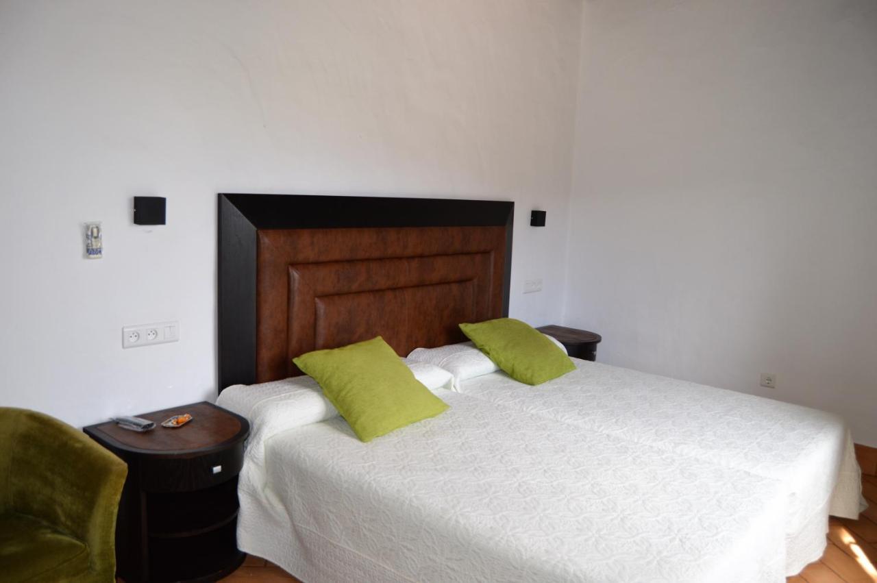 Apartamentos Turisticos - Hostal Los Alisos Aliseda Eksteriør bilde