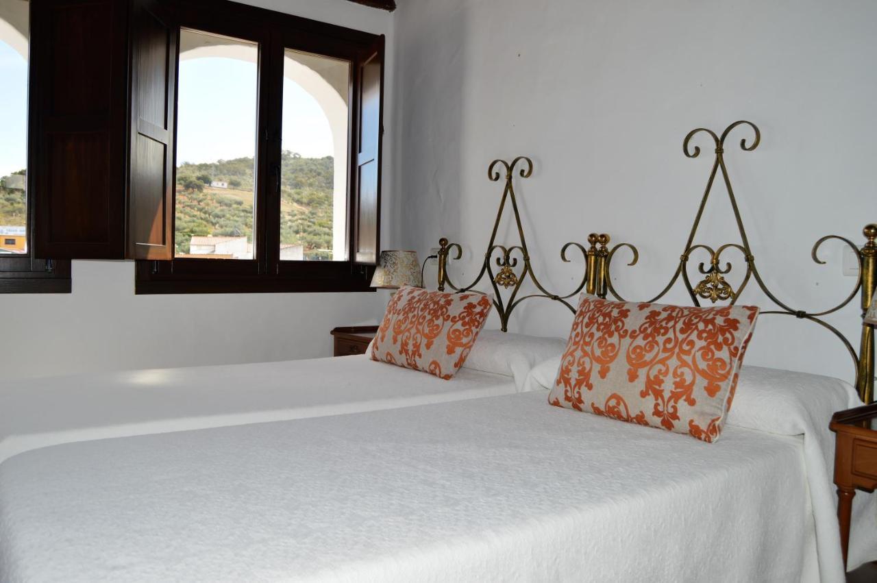 Apartamentos Turisticos - Hostal Los Alisos Aliseda Eksteriør bilde