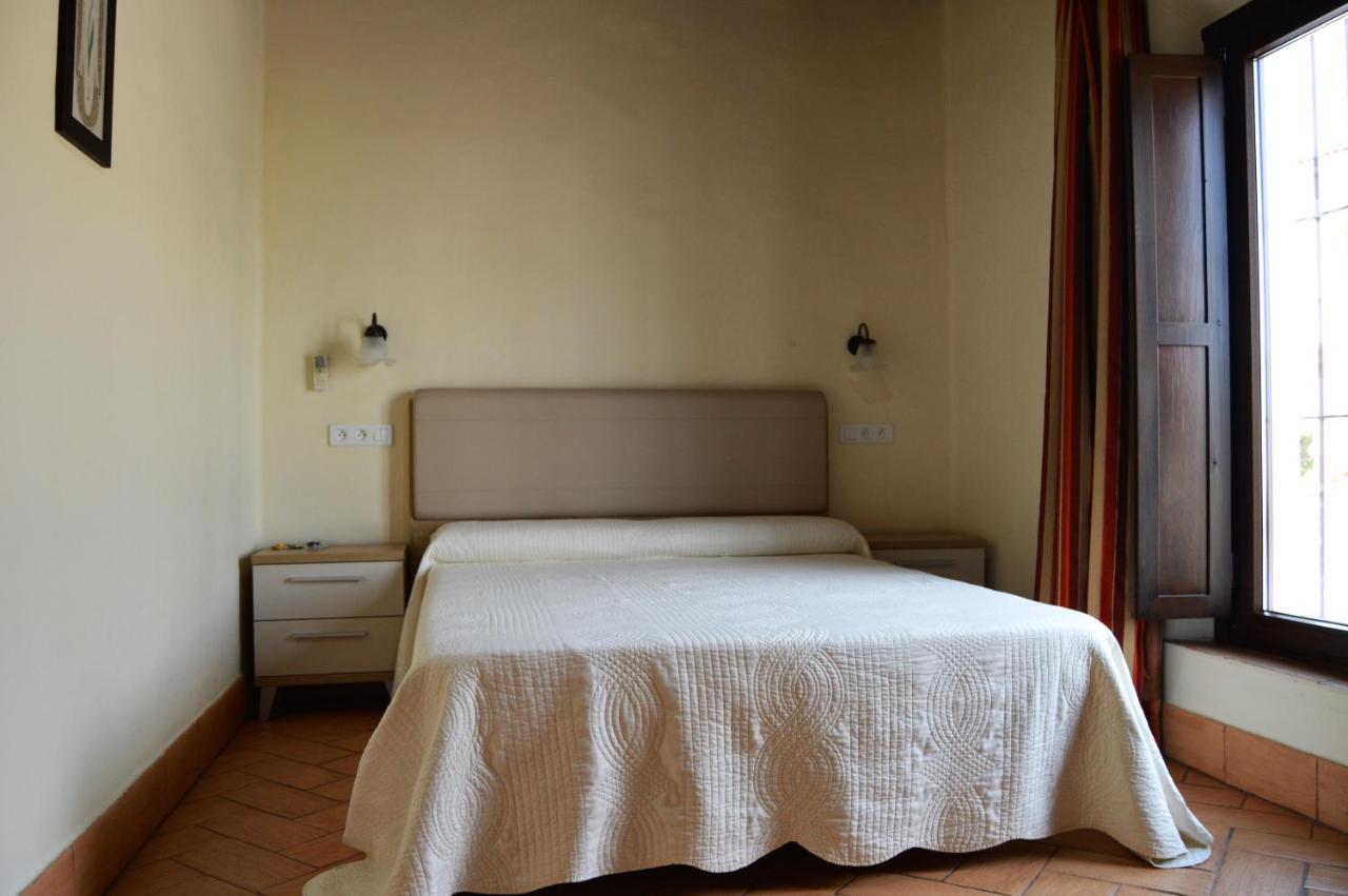 Apartamentos Turisticos - Hostal Los Alisos Aliseda Eksteriør bilde