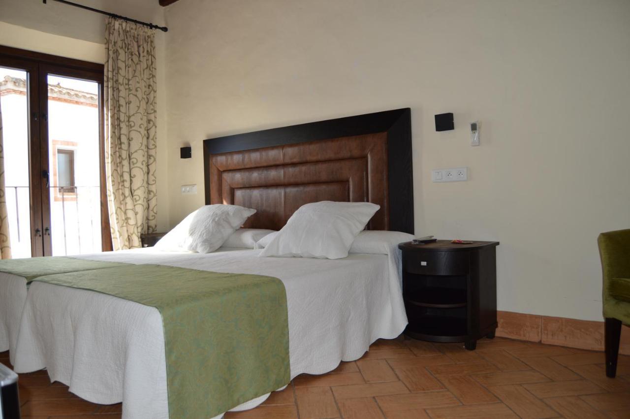Apartamentos Turisticos - Hostal Los Alisos Aliseda Eksteriør bilde