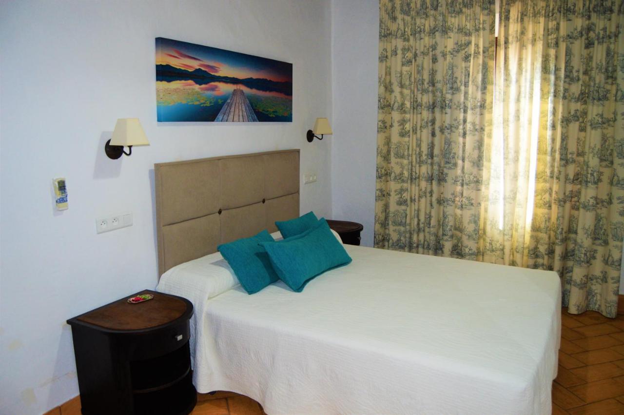 Apartamentos Turisticos - Hostal Los Alisos Aliseda Eksteriør bilde