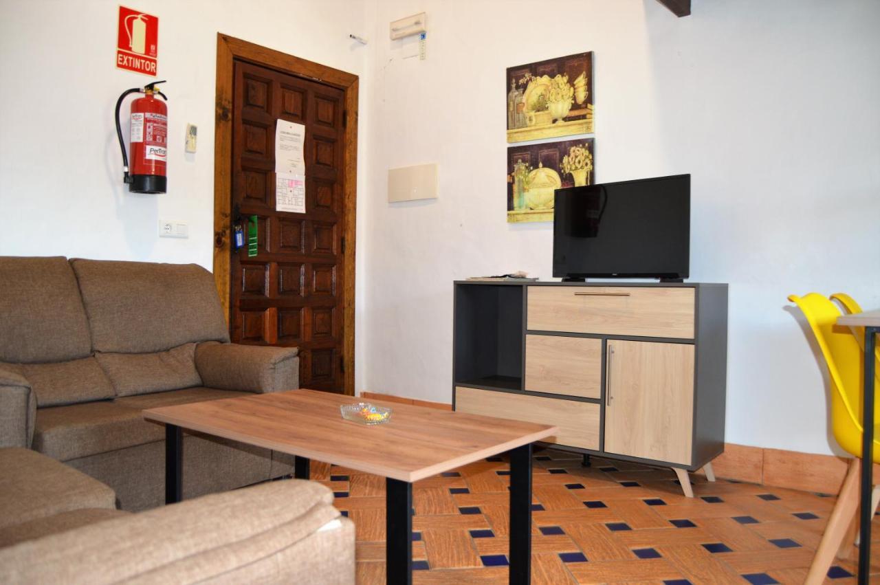 Apartamentos Turisticos - Hostal Los Alisos Aliseda Eksteriør bilde
