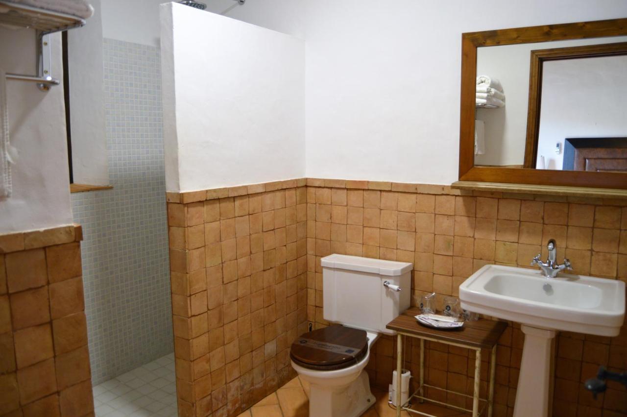 Apartamentos Turisticos - Hostal Los Alisos Aliseda Eksteriør bilde