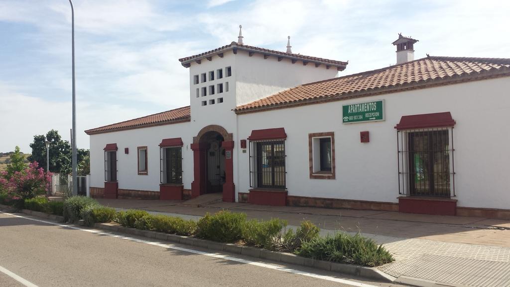 Apartamentos Turisticos - Hostal Los Alisos Aliseda Eksteriør bilde
