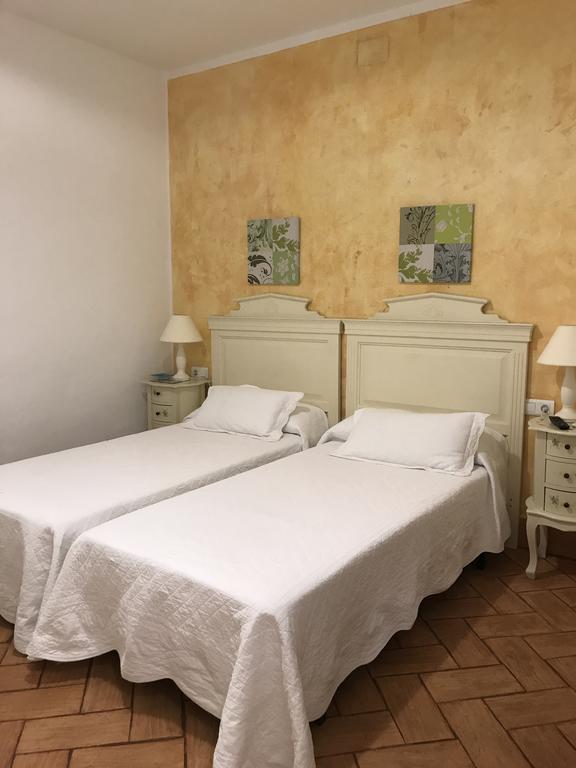 Apartamentos Turisticos - Hostal Los Alisos Aliseda Eksteriør bilde
